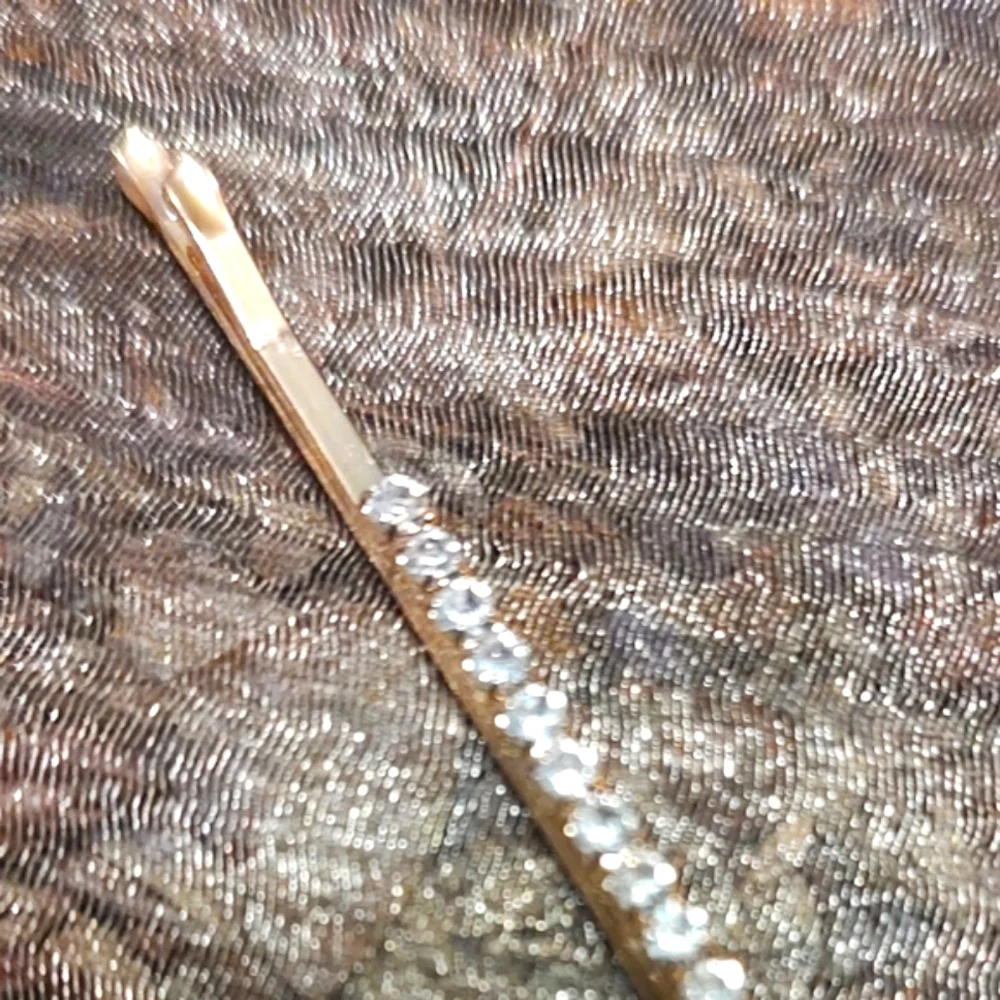 🔸💎🔸NWOT Sparkling Brilliant Petite Round Cut Rhinestone & Gold Clasp Barrette